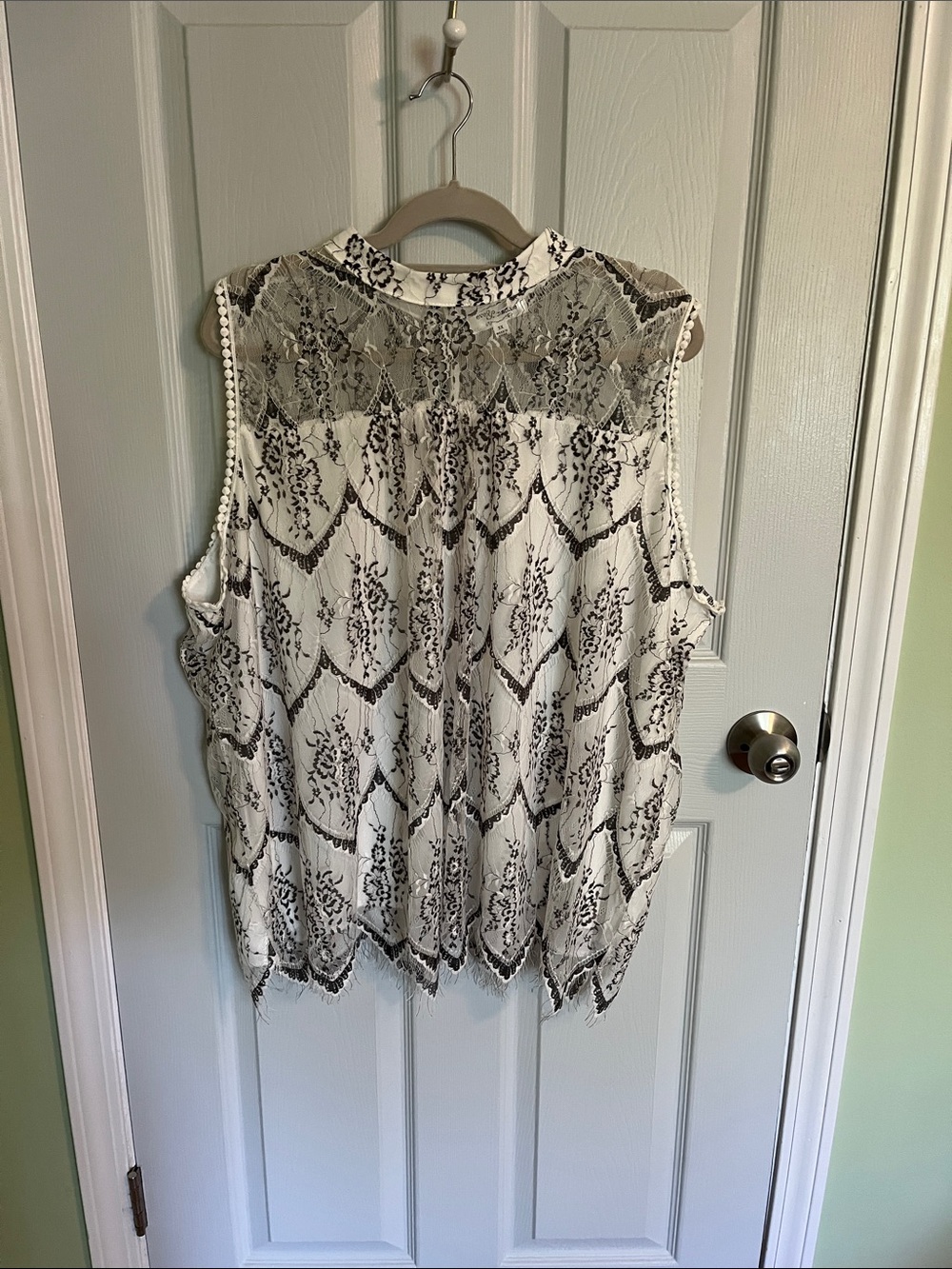 White and Black Lace-Pattern Sleeveless Camisole